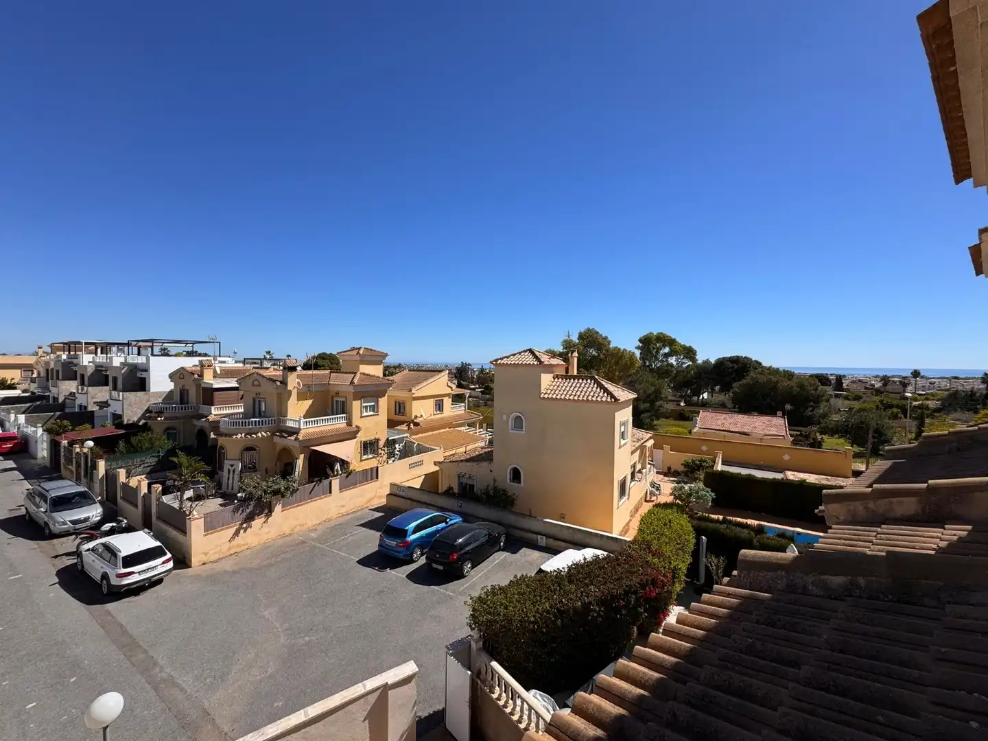 Vista exterior de Casa adosada en venda en Orihuela amb Terrassa, Traster i Balcó