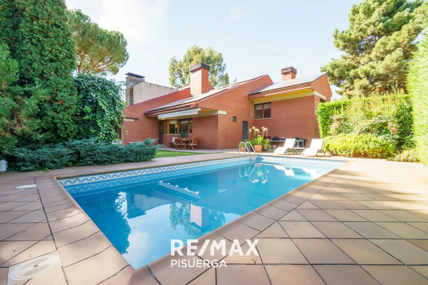 Vista exterior de Casa o xalet en venda en Boecillo amb Jardí privat, Traster i Piscina