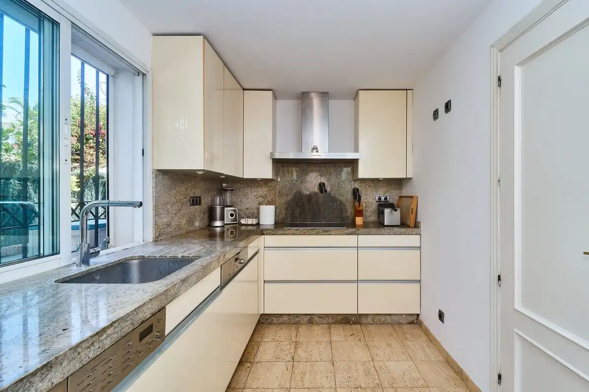 Cocina de Casa adosada en venta en Marbella con Aire acondicionado, Jardín privado y Terraza