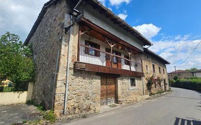 Vista exterior de Casa adosada en venda en Valle de Mena amb Balcó