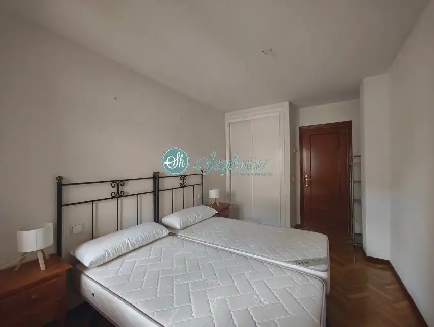 Bedroom of Flat for rent in Segovia  with Heating, Parquet flooring and Terrace