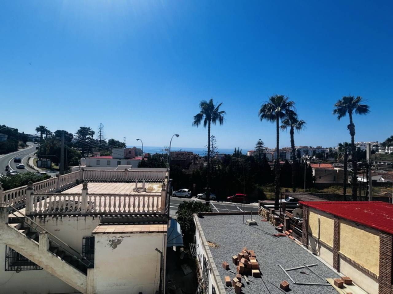 Vista exterior de Casa adosada en venda en Almuñécar amb Aire condicionat, Terrassa i Piscina comunitària