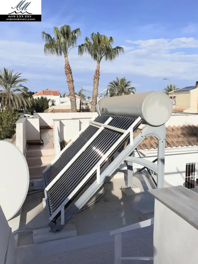 Vista exterior de Casa o xalet en venda en Los Alcázares amb Calefacció, Jardí privat i Terrassa