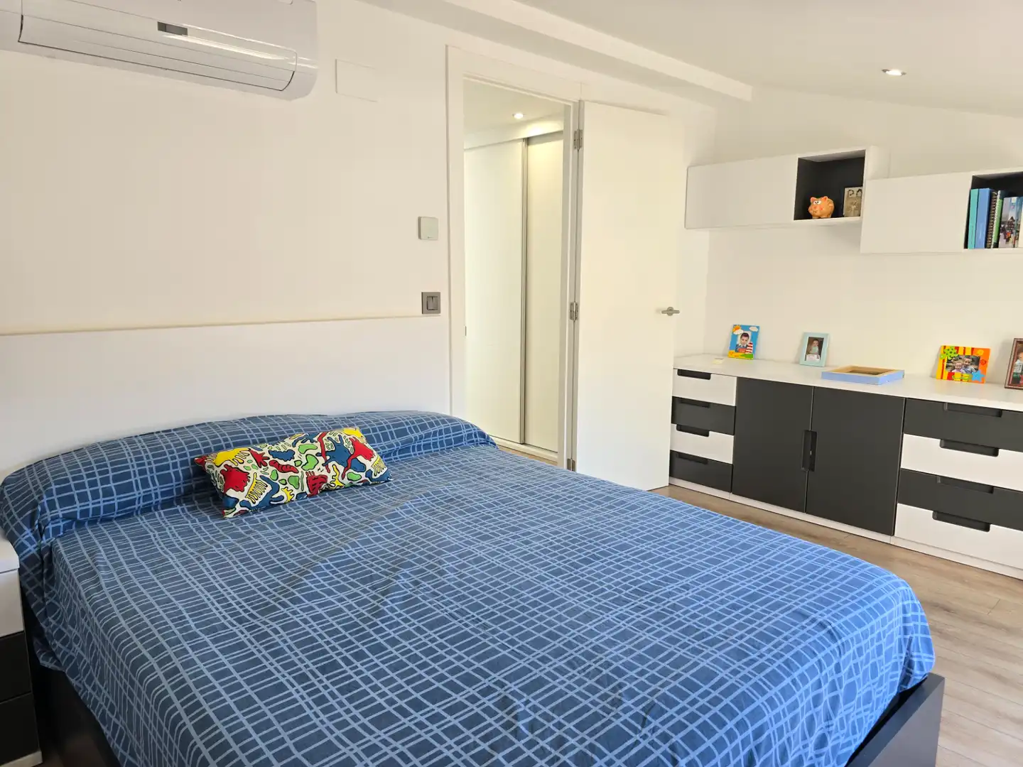 Schlafzimmer von Einfamilien-Reihenhaus zum Verkauf in Sabadell mit Terrasse und Schwimmbad