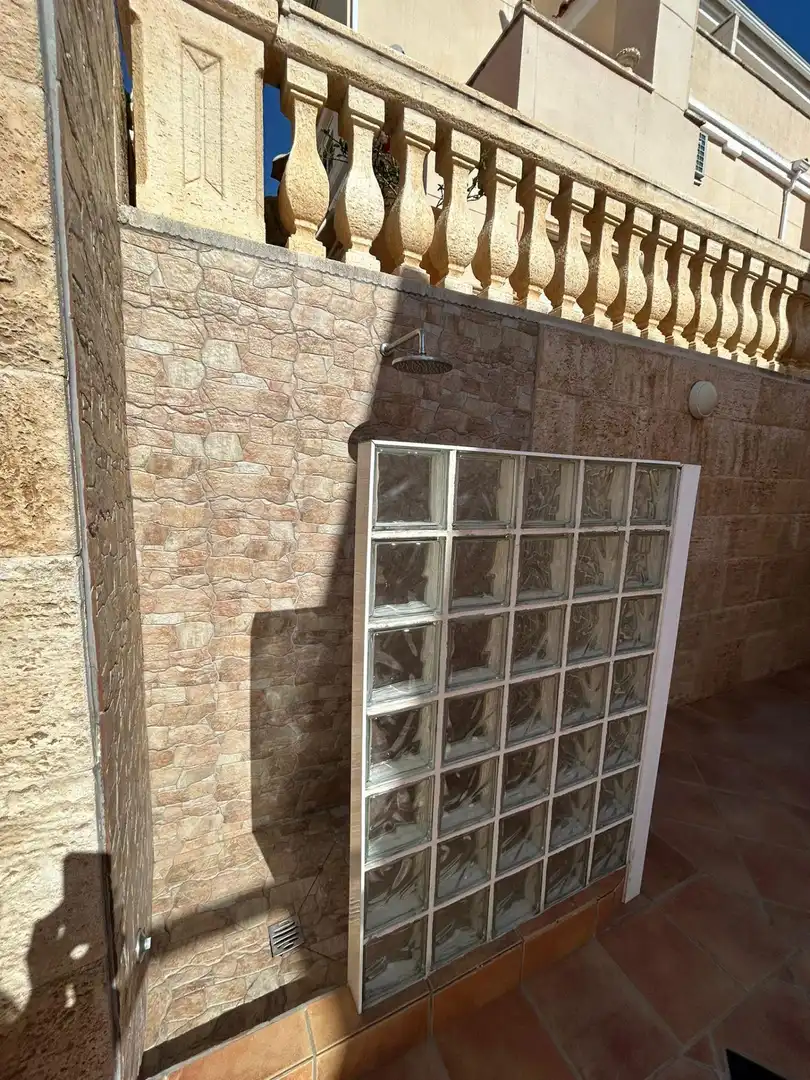 Außenansicht von Einfamilien-Reihenhaus zum Verkauf in Cullera mit Klimaanlage, Terrasse und Möbliert