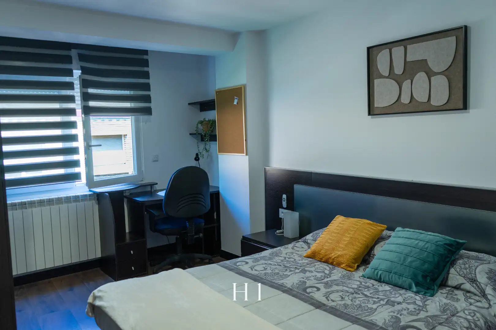 Bedroom of Flat for share in Zaragoza  with Air Conditioner, Heating and Private garden