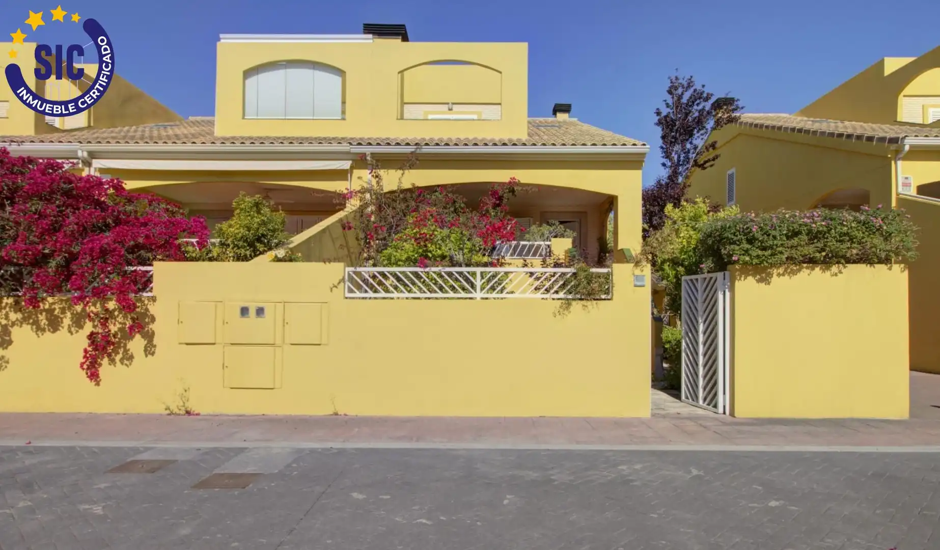 Vista exterior de Casa adosada en venda en Sagunto / Sagunt amb Aire condicionat, Calefacció i Jardí privat