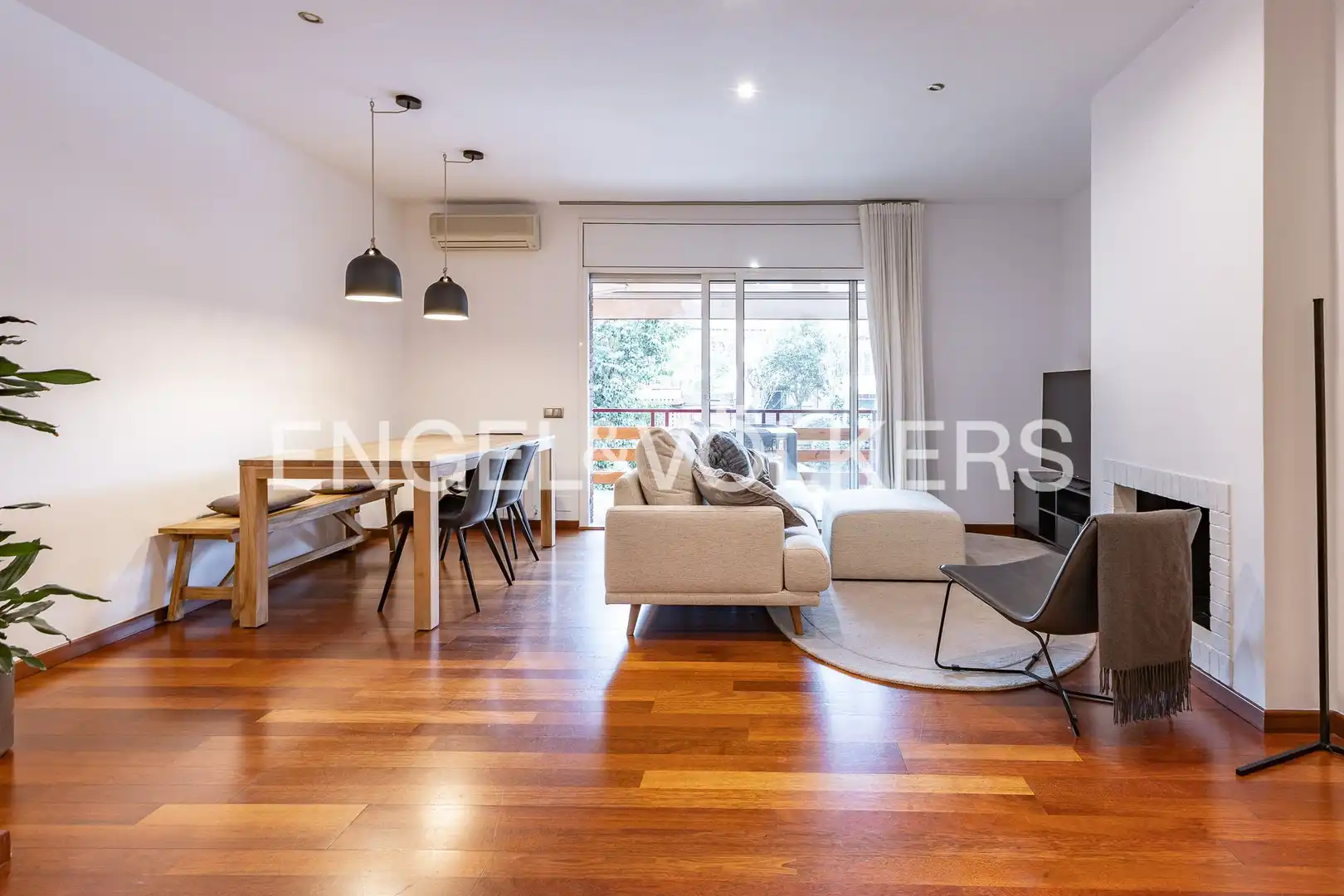 Vista exterior de Piso en venta en Sant Cugat del Vallès con Aire acondicionado, Calefacción y Jardín privado