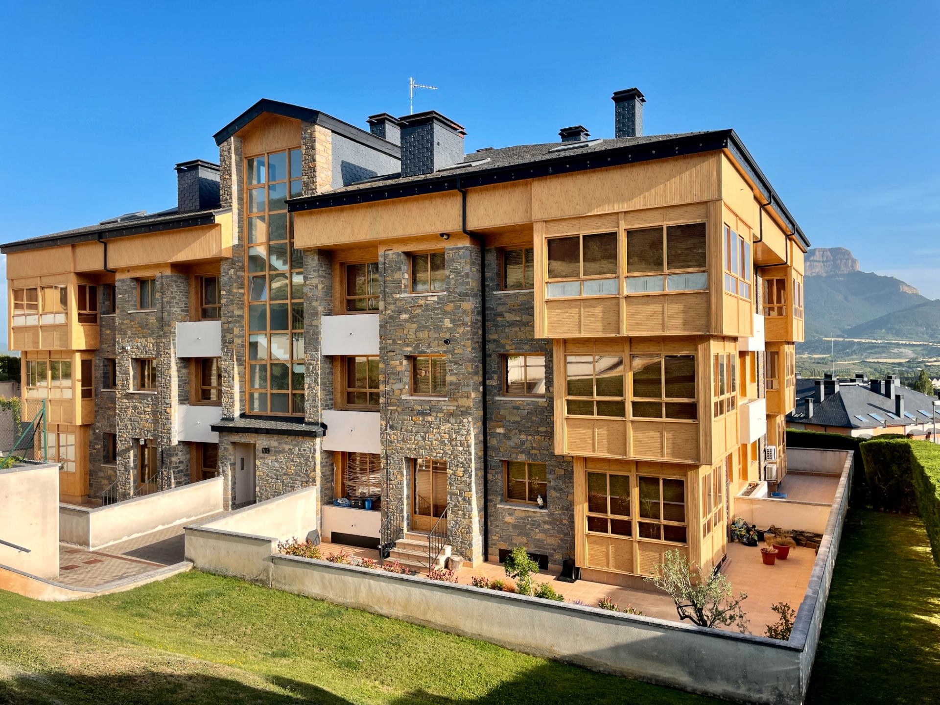 Vista exterior de Apartament en venda en Jaca amb Calefacció, Parquet i Traster