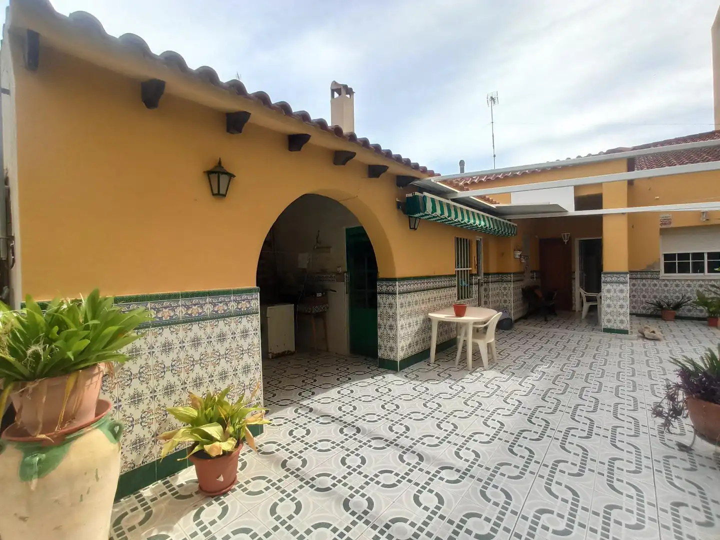 Außenansicht von Haus oder Chalet zum Verkauf in San Vicente del Raspeig / Sant Vicent del Raspeig mit Privatgarten und Abstellraum