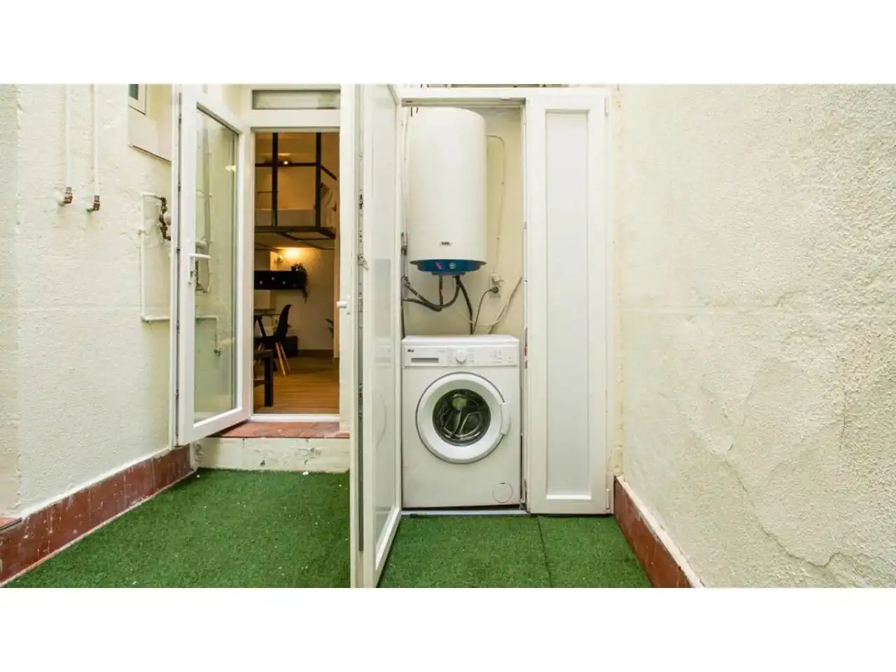 Exterior view of Study for sale in Barcelona  with Parquet flooring