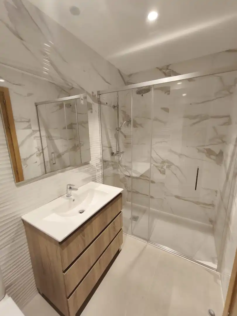 Badezimmer von Wohnung zum Verkauf in Ourense Capital  mit Heizung, Parkett und Ofen