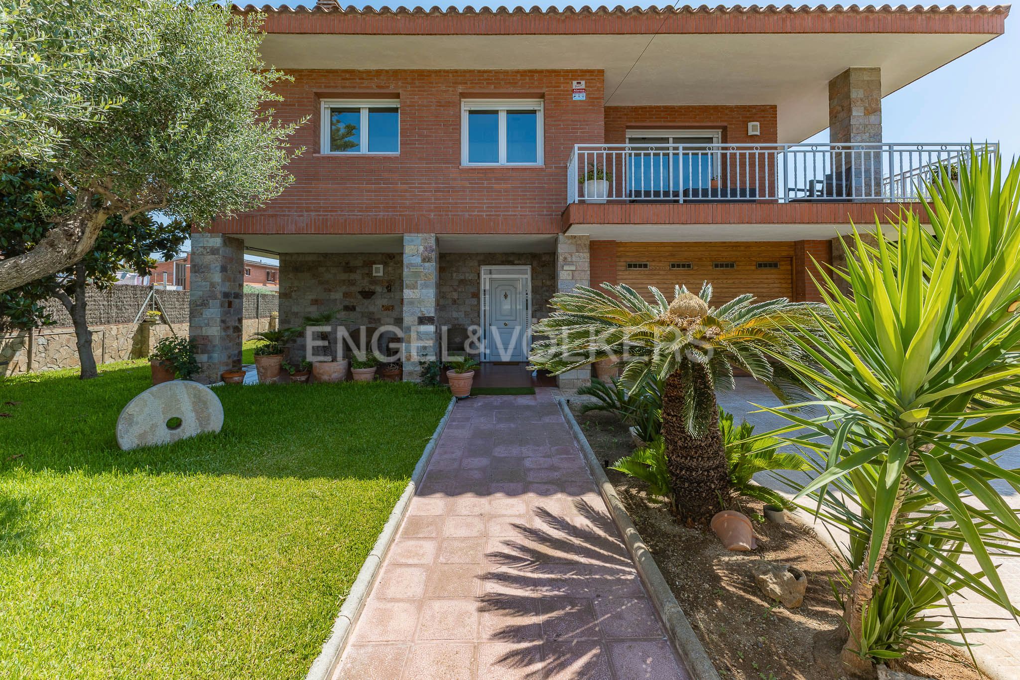 Vista exterior de Casa o xalet en venda en Rubí amb Aire condicionat, Calefacció i Jardí privat