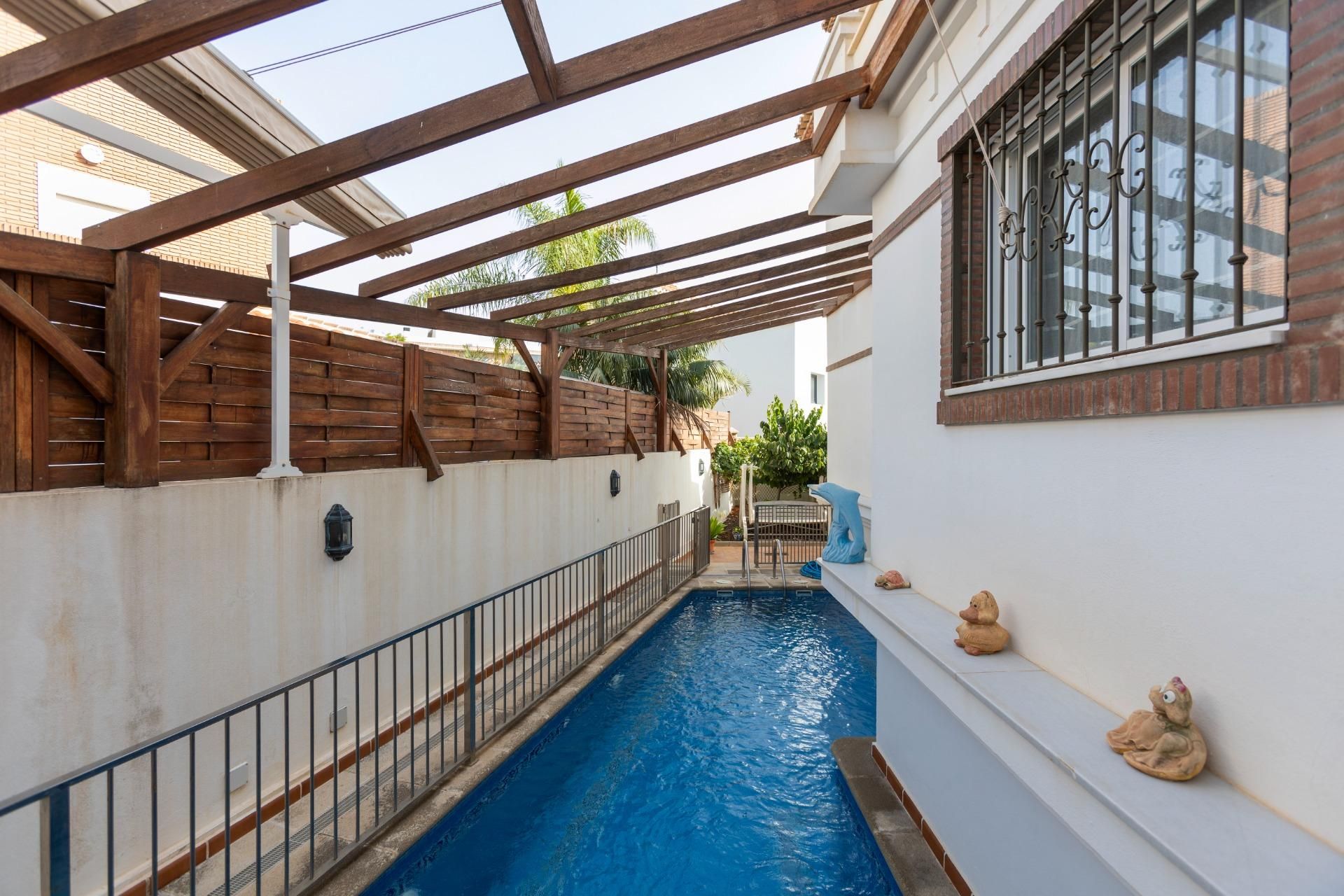 Piscina de Casa o xalet en venda en Motril amb Calefacció, Jardí privat i Terrassa