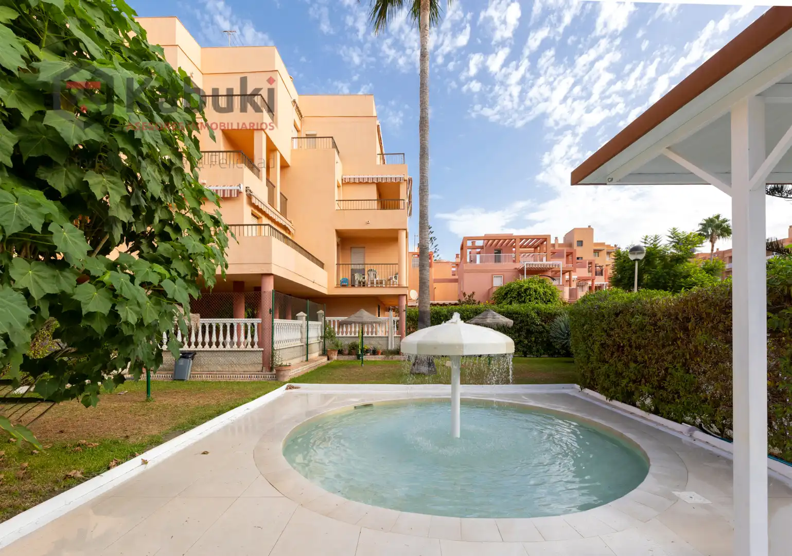 Außenansicht von Wohnung zur Miete in Salobreña mit Privatgarten, Terrasse und Schwimmbad
