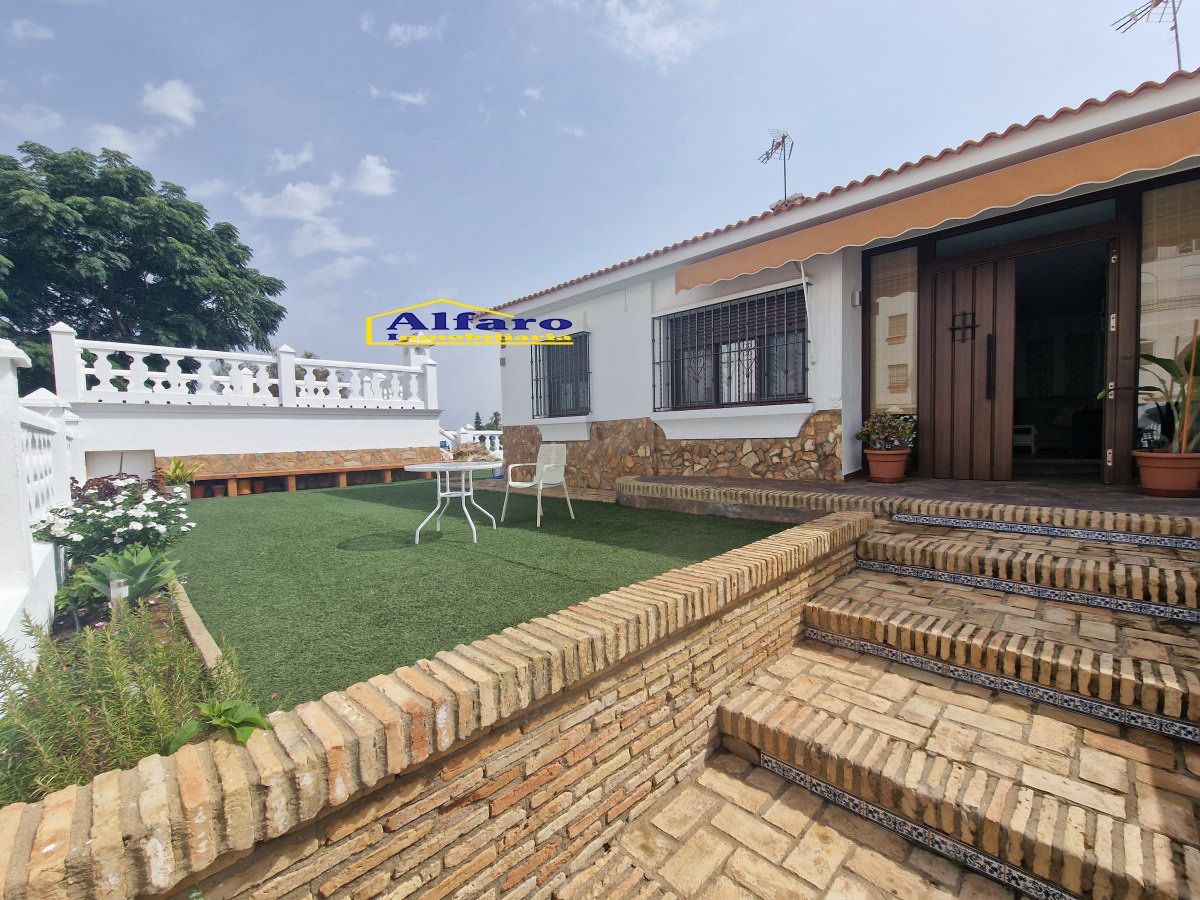 Vista exterior de Casa o xalet en venda en Almonte amb Aire condicionat, Jardí privat i Terrassa