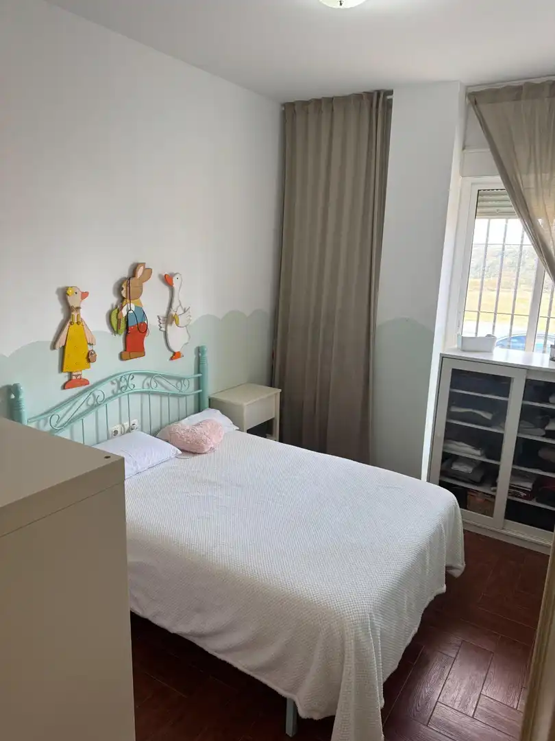 Dormitori de Casa o xalet en venda en Villanueva del Río y Minas amb Aire condicionat, Jardí privat i Terrassa