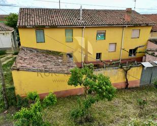 Vista exterior de Casa o xalet en venda en Santas Martas amb Calefacció