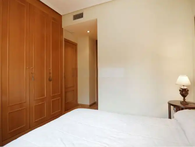 Schlafzimmer von Wohnung zur Miete in Madrid mit Klimaanlage, Heizung und Privatgarten