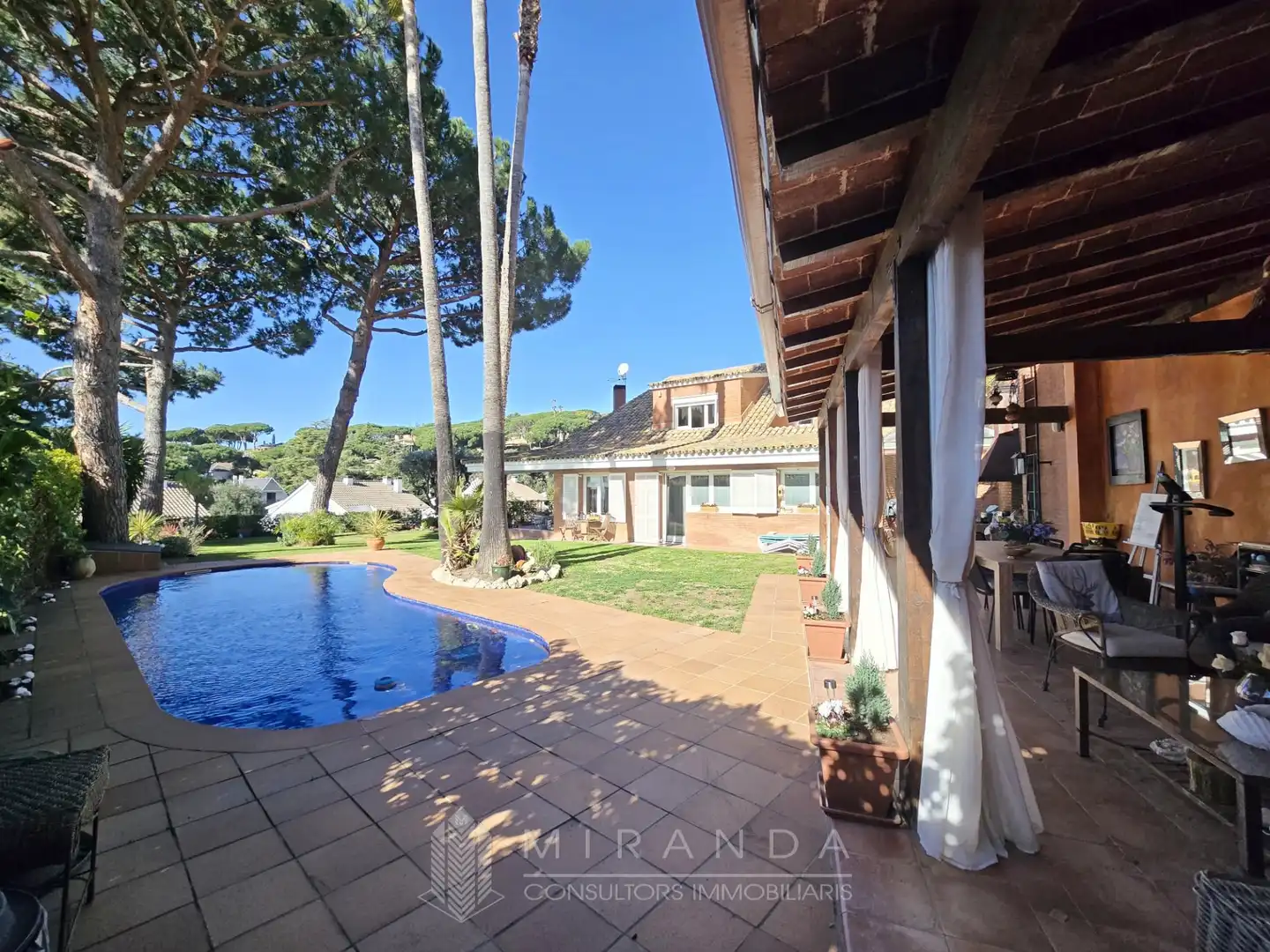 Villa con terrazza in vendita a Avinguda de les Bilbenyes
