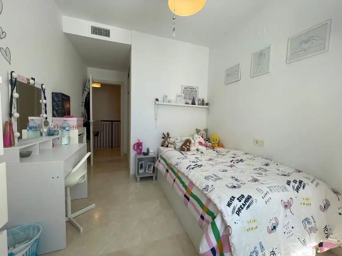 Dormitori de Dúplex en venda en Estepona amb Aire condicionat, Jardí privat i Terrassa