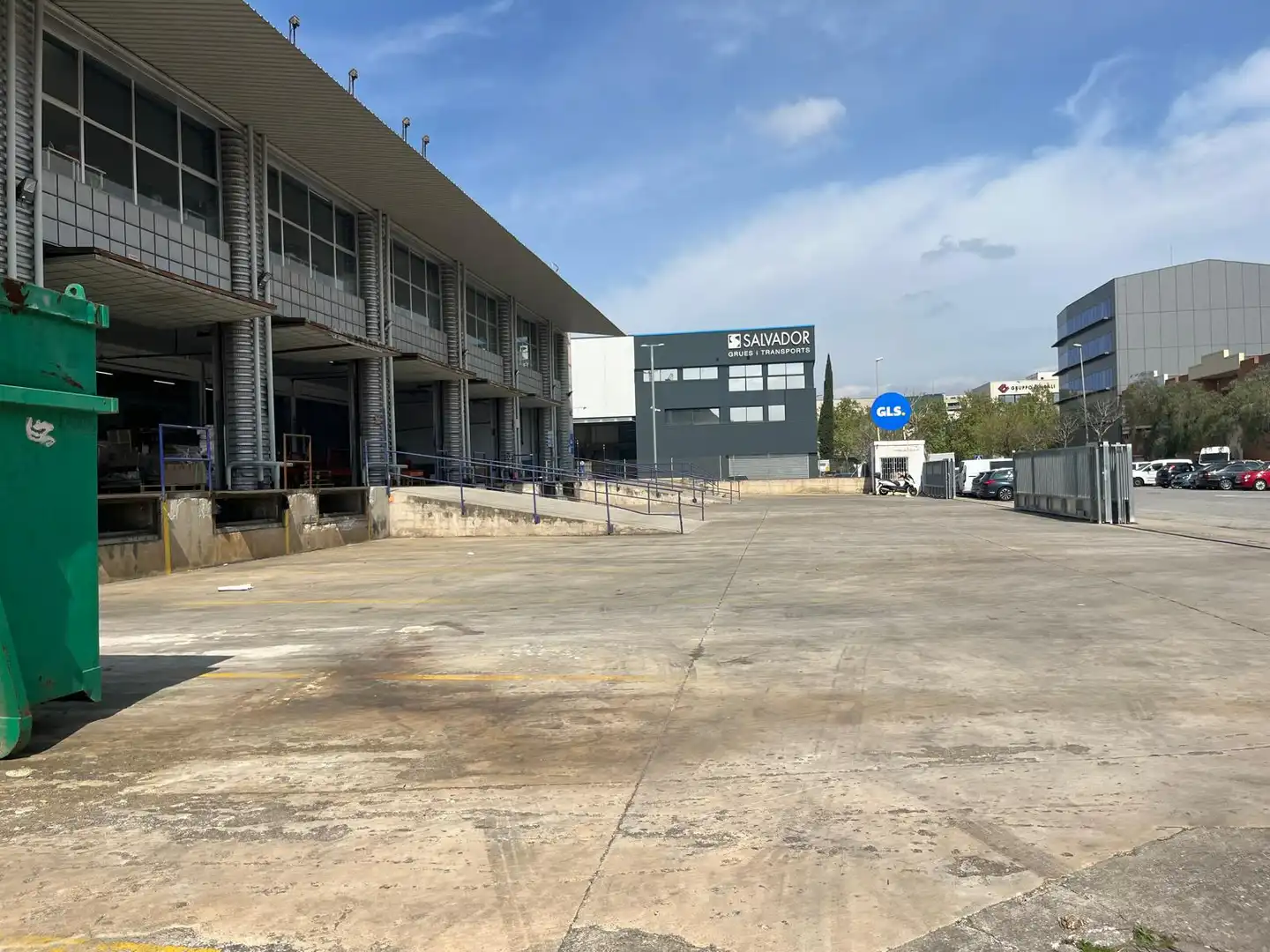 Parking de Nave industrial de alquiler en Cornellà de Llobregat con Calefacción y Alarma