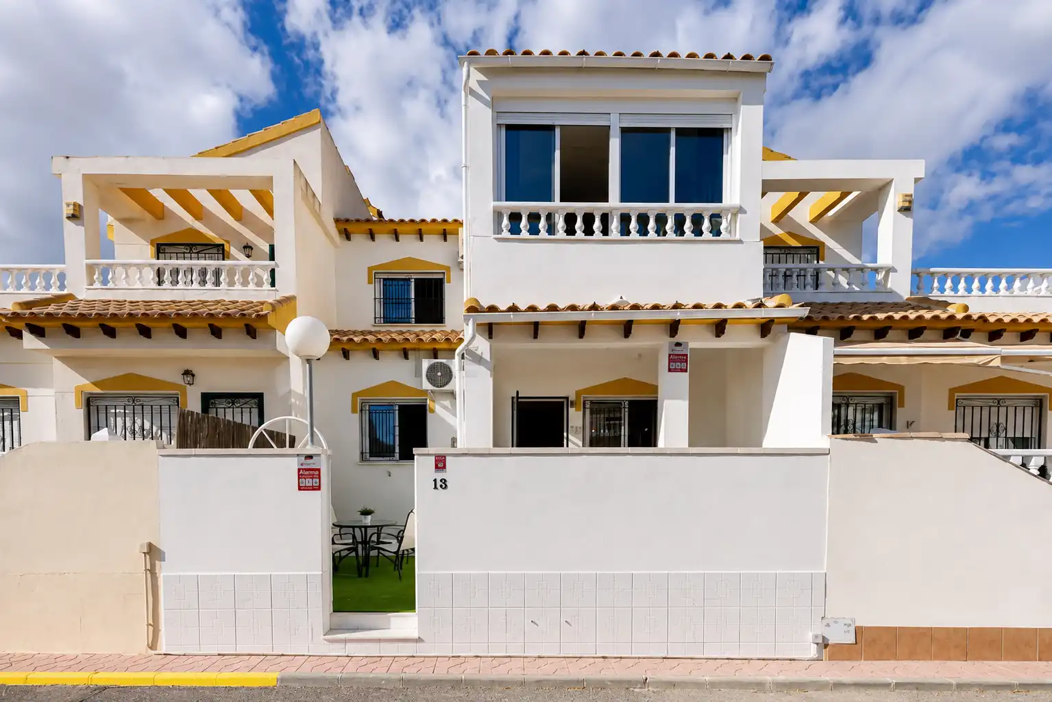 Maison mitoyenne avec terrasse à vendre à Calle Trepadora conjunto residencial los naranjos f