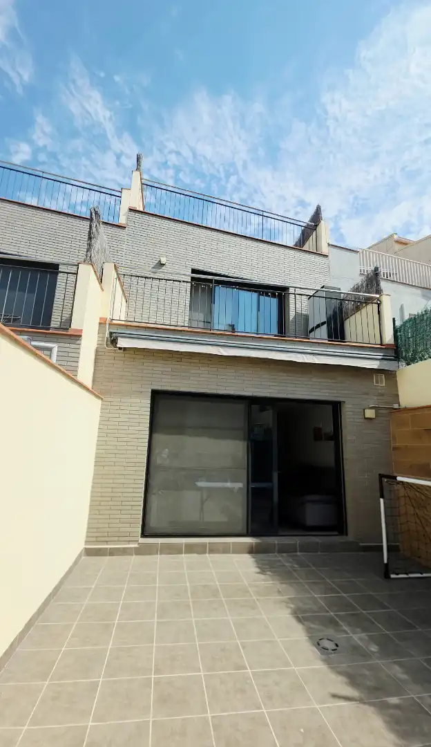 Vista exterior de Casa adosada en venta en Terrassa con Aire acondicionado, Calefacción y Parquet