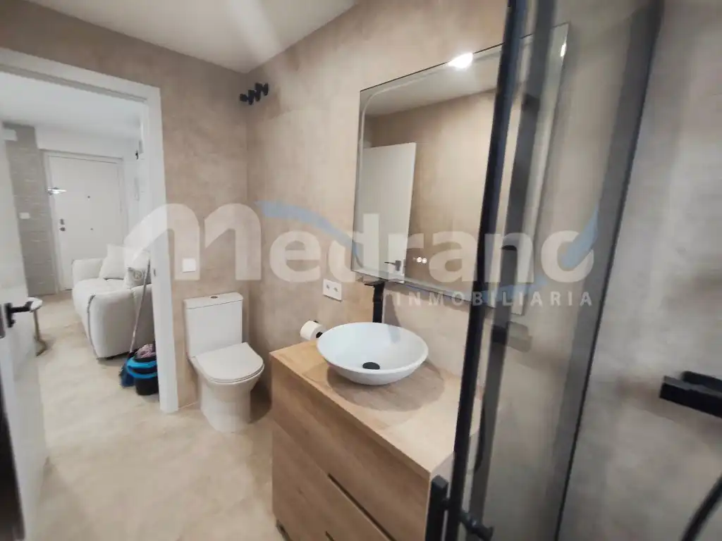 Baño de Apartamento de alquiler en La Nucia con Aire acondicionado, Calefacción y Jardín privado
