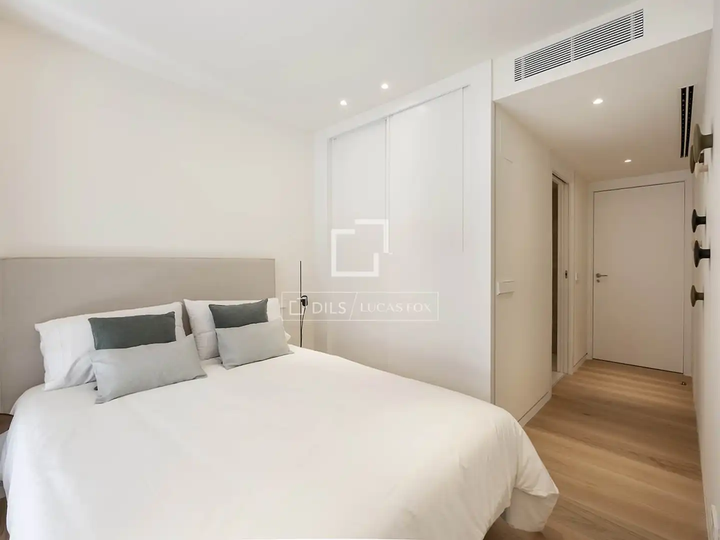 Bedroom of Flat for sale in Barcelona  with Air Conditioner, Terrace and Swimming Pool