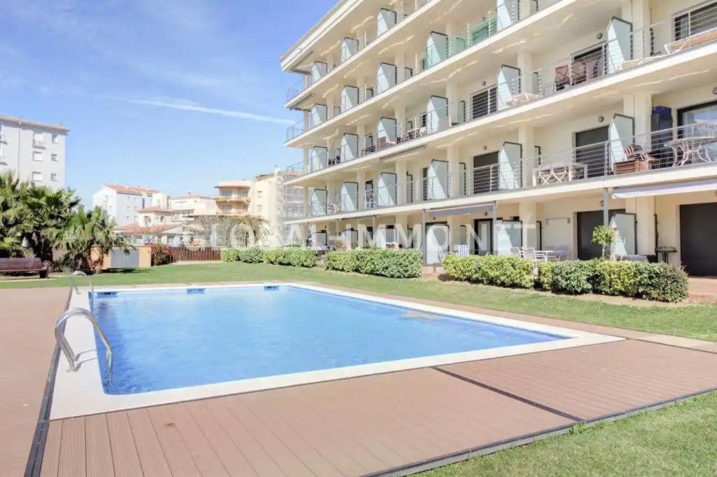 Piscina de Apartament en venda en Roses amb Aire condicionat, Calefacció i Terrassa
