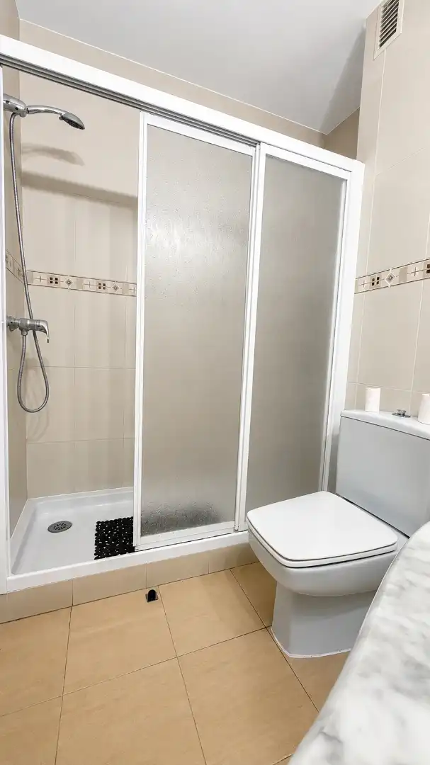 Bany de Apartament en venda en Fuengirola amb Aire condicionat, Forn i Rentadora