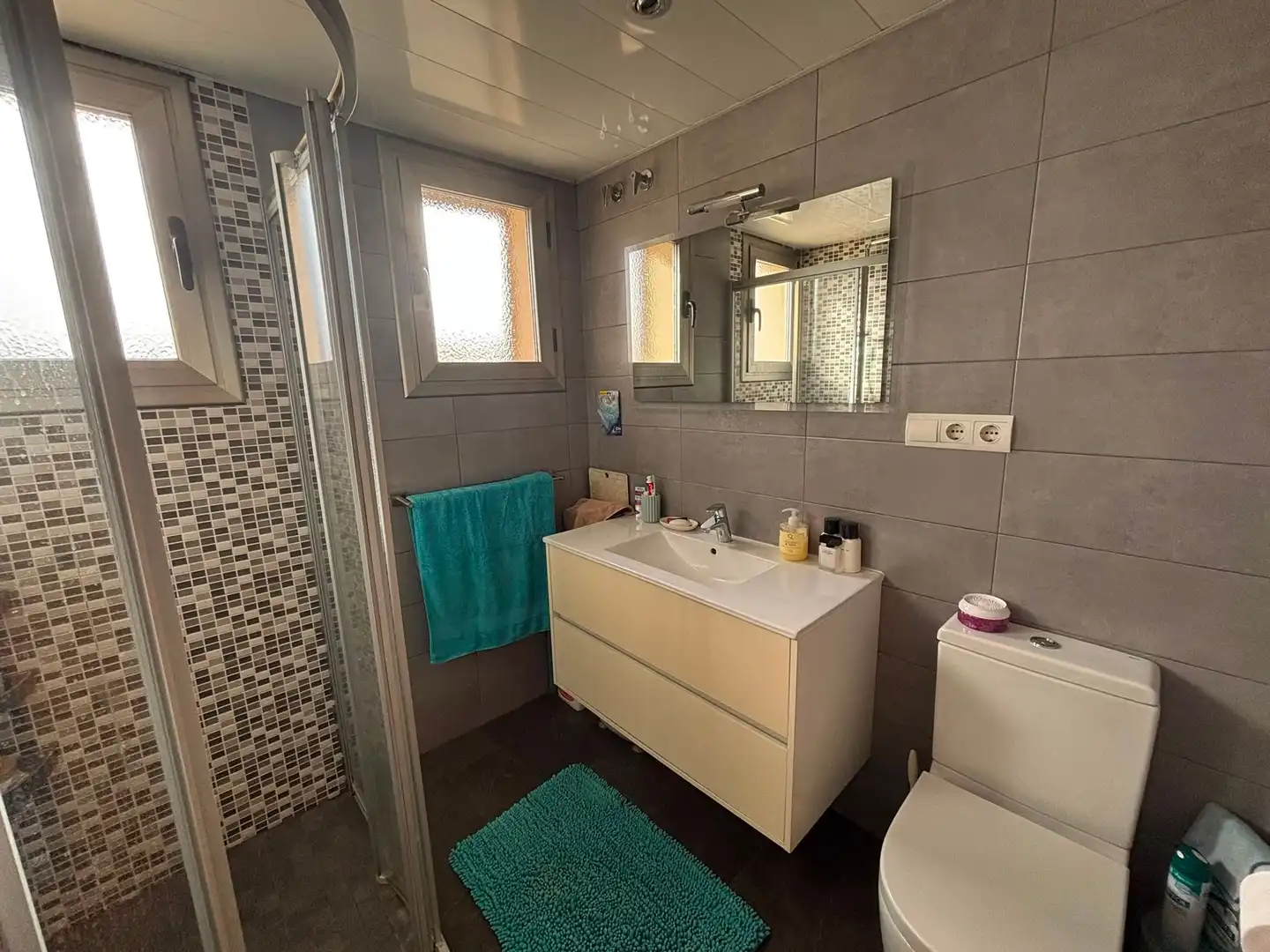 Baño de Piso en venta en Pineda de Mar con Aire acondicionado, Terraza y Balcón