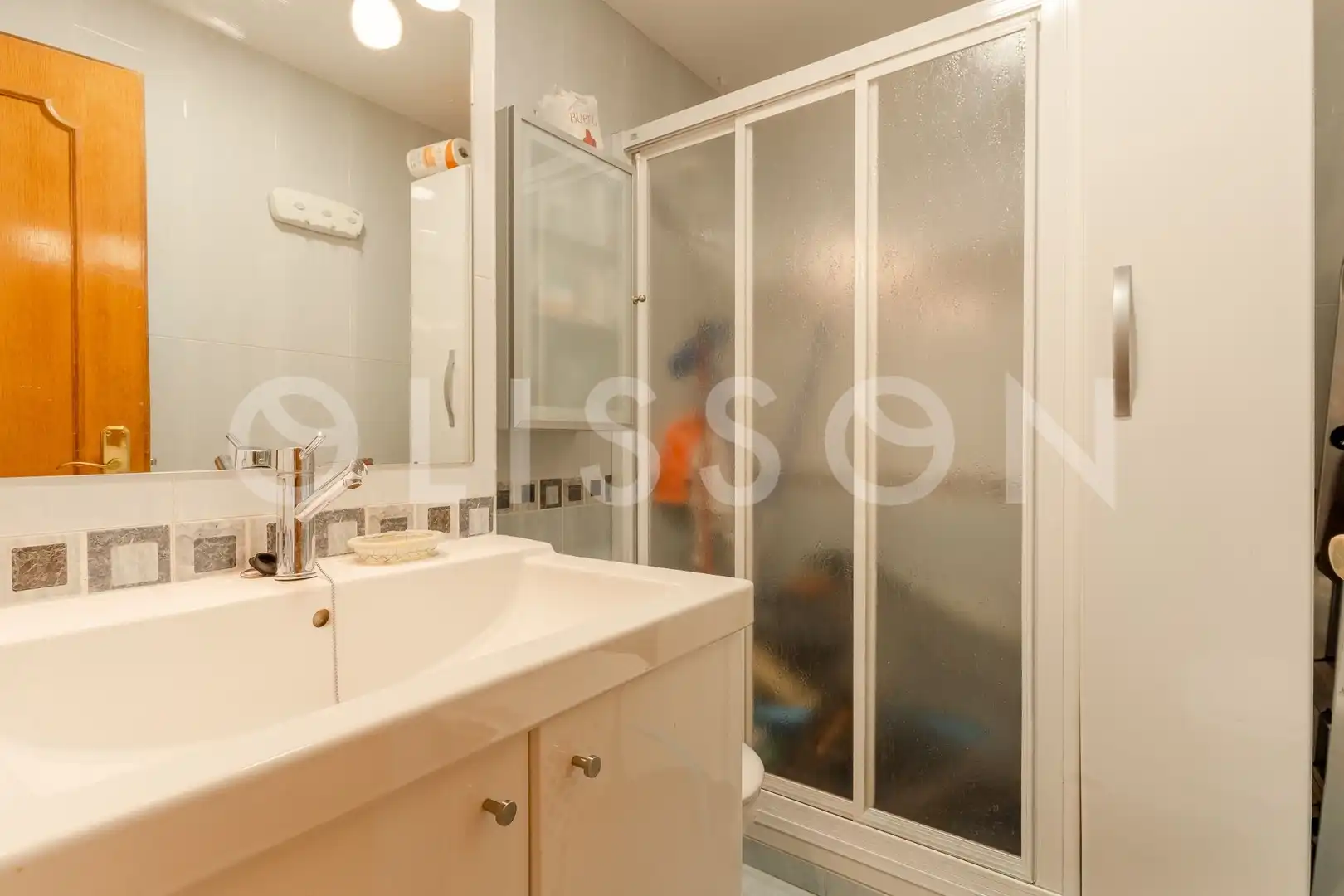 Baño de Piso en venta en Madrid con Calefacción, Terraza y Trastero
