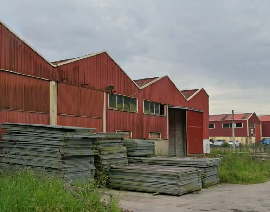 Vista exterior de Nave industrial en venta en Gozón