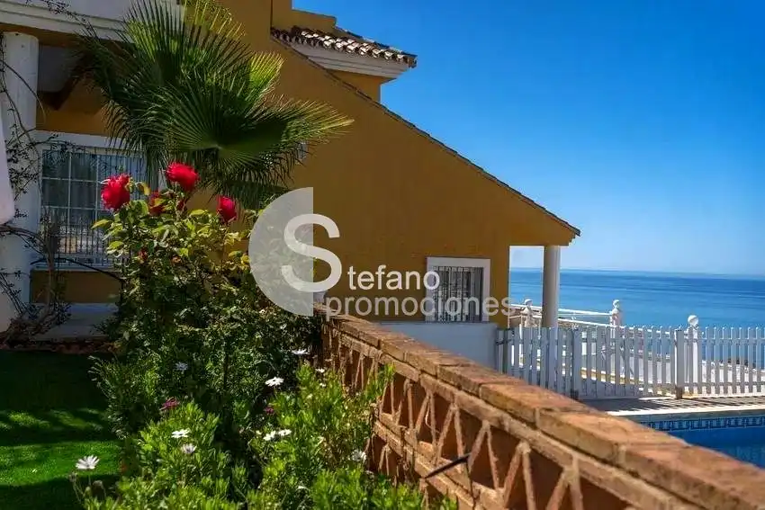 Vista exterior de Casa o chalet en venta en Rincón de la Victoria con Aire acondicionado, Jardín privado y Terraza