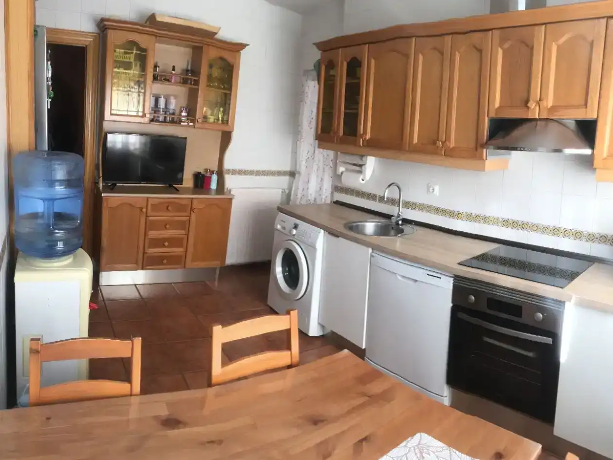 Küche von Wohnung zum Verkauf in Cobisa mit Klimaanlage, Privatgarten und Parkett