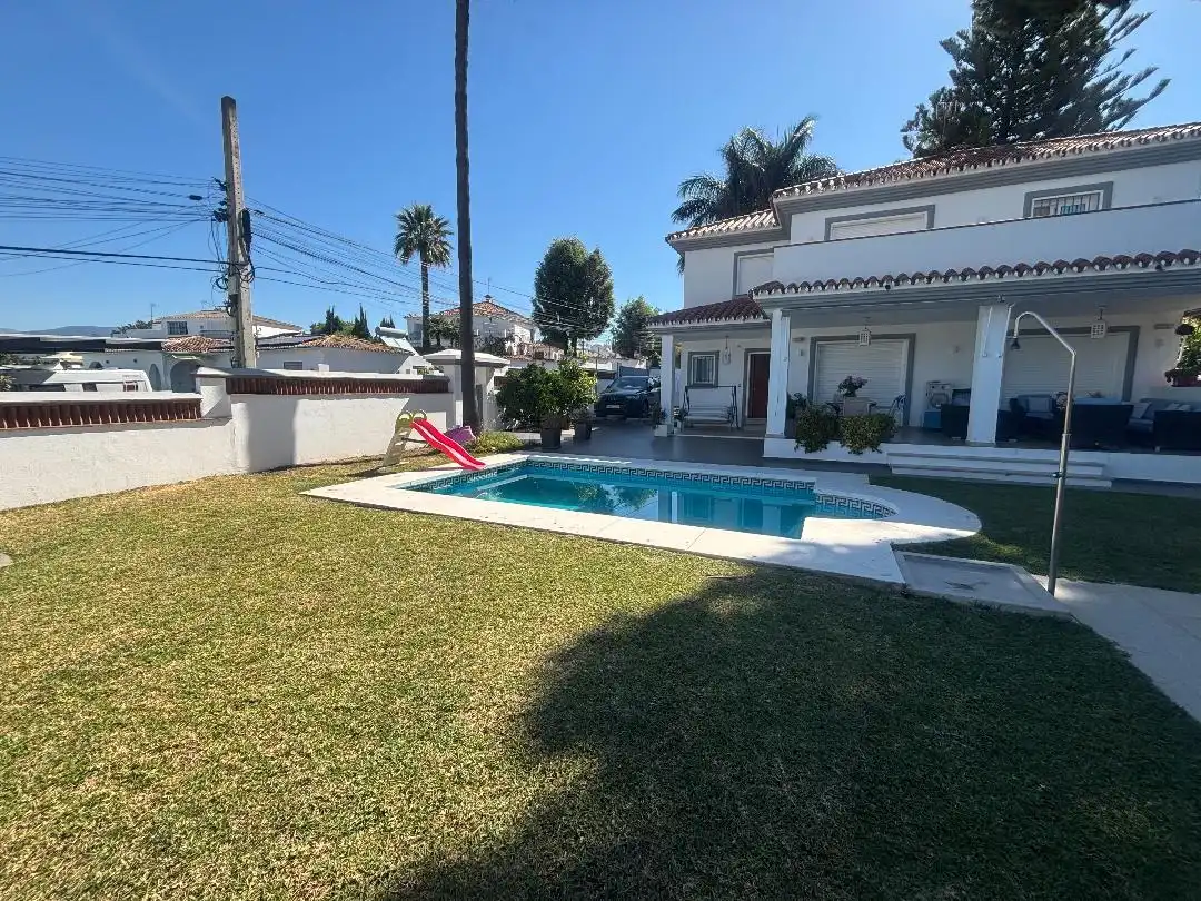 Außenansicht von Haus oder Chalet zum Verkauf in Marbella mit Klimaanlage, Heizung und Privatgarten