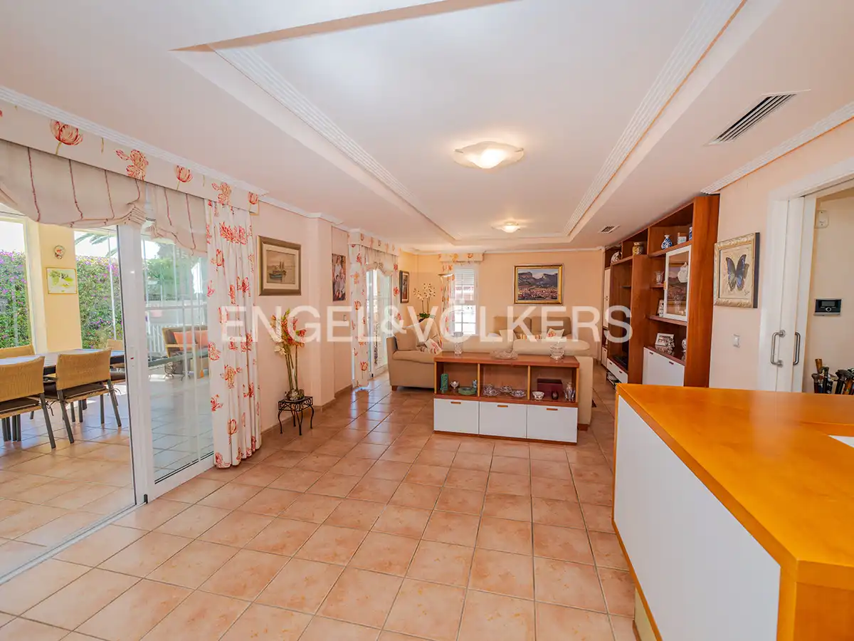 Sala d'estar de Casa o xalet en venda en Alicante / Alacant amb Aire condicionat, Calefacció i Jardí privat