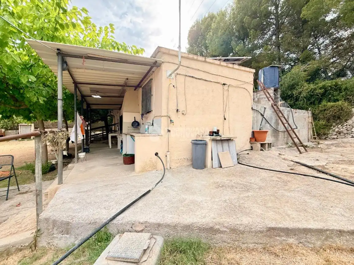 Vista exterior de Finca rústica en venda en Vilanova i la Geltrú amb Jardí privat i Terrassa