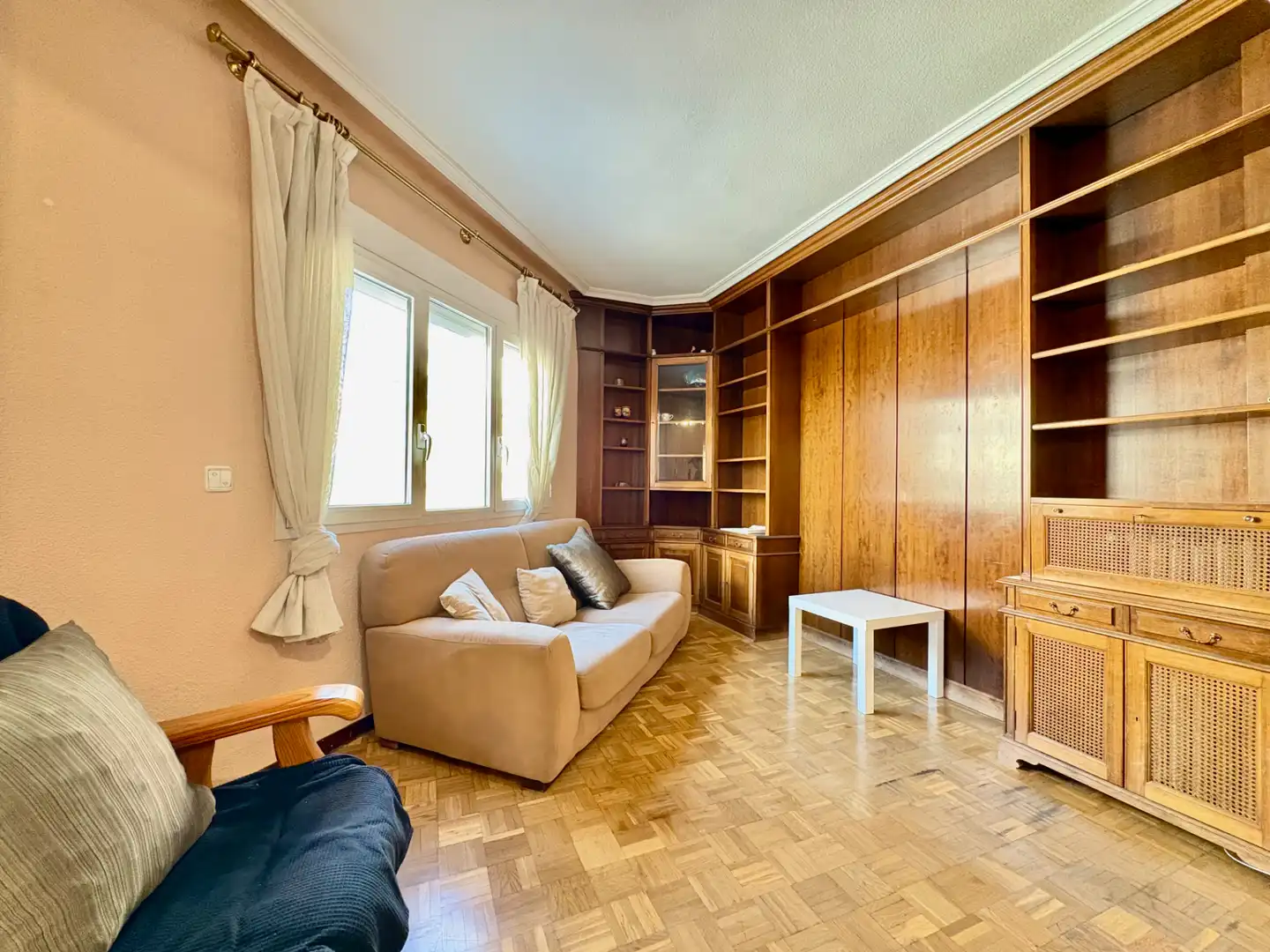 Wohnzimmer von Wohnung zum Verkauf in Madrid mit Klimaanlage, Heizung und Parkett