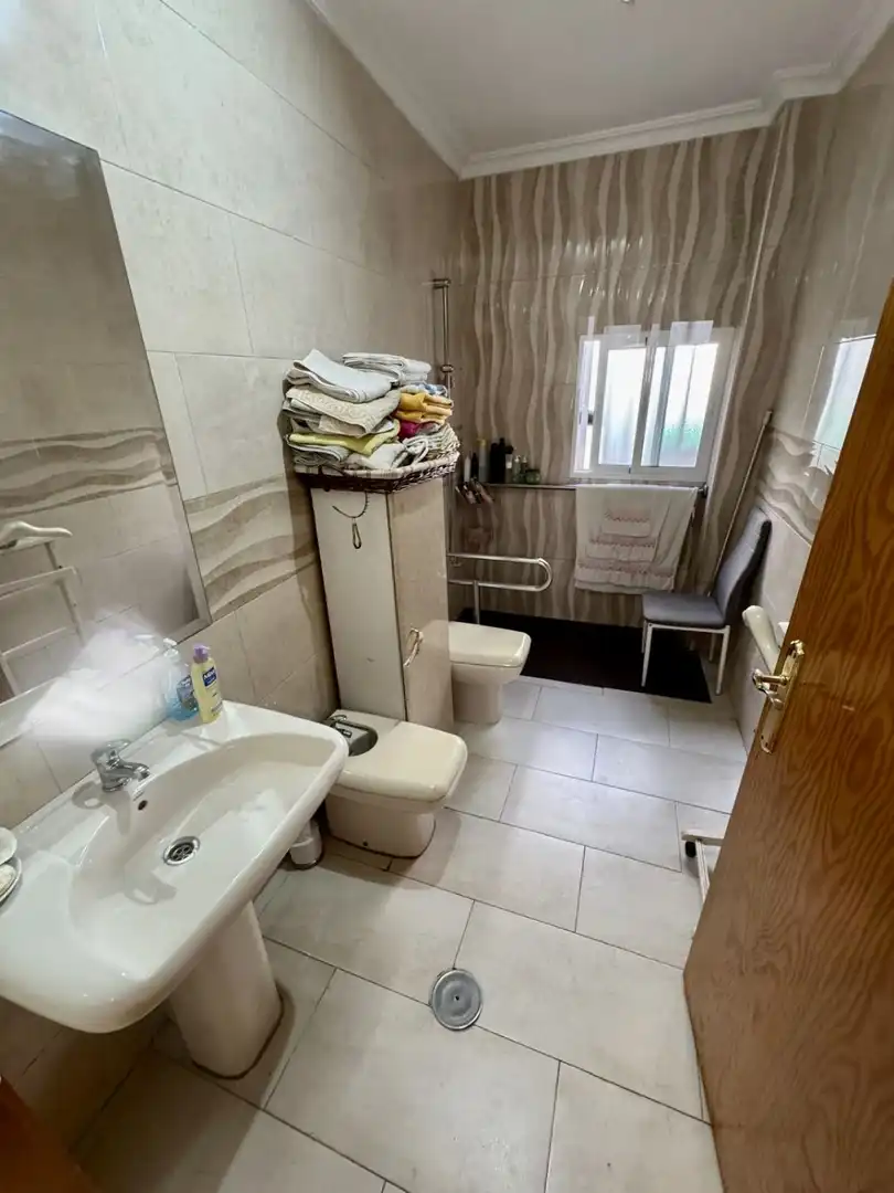Bany de Casa o xalet en venda en Sevilla amb Aire condicionat