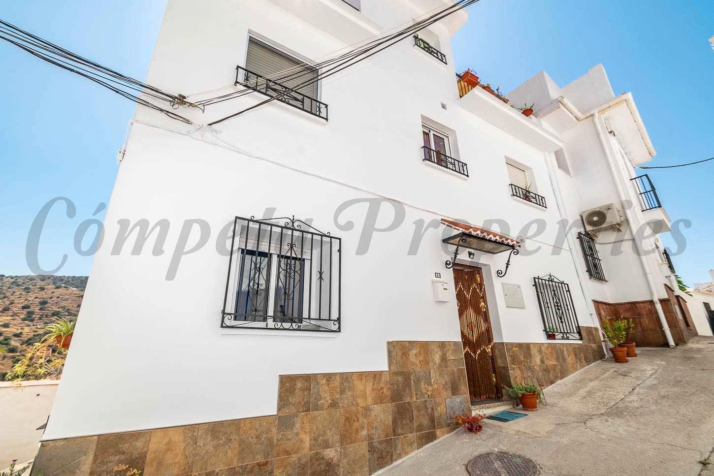 Vista exterior de Casa o xalet en venda en Torrox amb Aire condicionat, Terrassa i Traster
