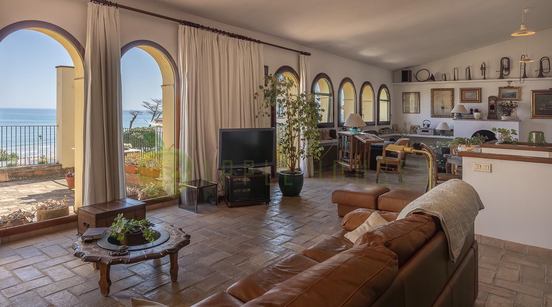 Living room of House or chalet for sale in Vilanova i la Geltrú  with Air Conditioner, Heating and Private garden