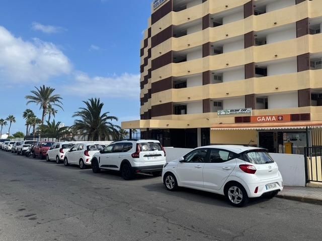 Aparcament de Apartament en venda en San Bartolomé de Tirajana amb Balcó i Piscina comunitària