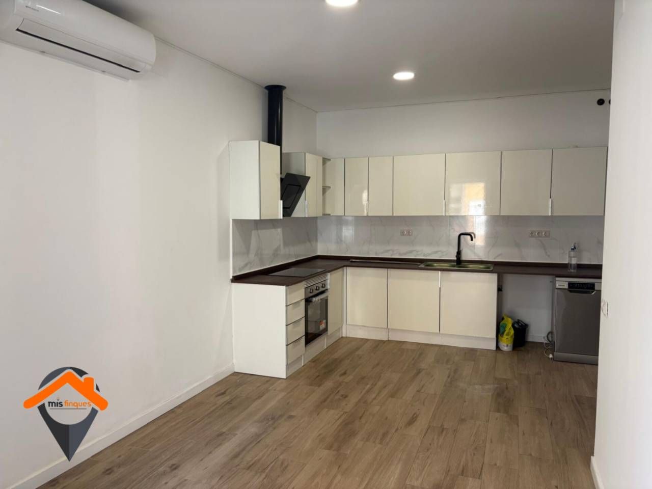 Kitchen of Flat for sale in Sabadell  with Air Conditioner