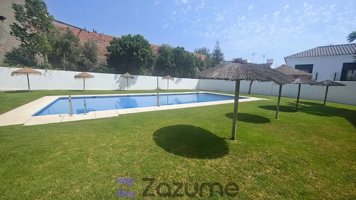 Piscina de Casa adosada de lloguer en Sotogrande amb Aire condicionat, Calefacció i Jardí privat