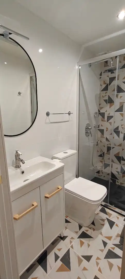 Badezimmer von Erdgeschoss zum Verkauf in Mataró mit Klimaanlage, Heizung und Privatgarten