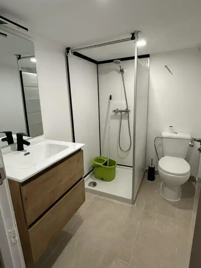 Badezimmer von Büro zum Verkauf in Basauri 