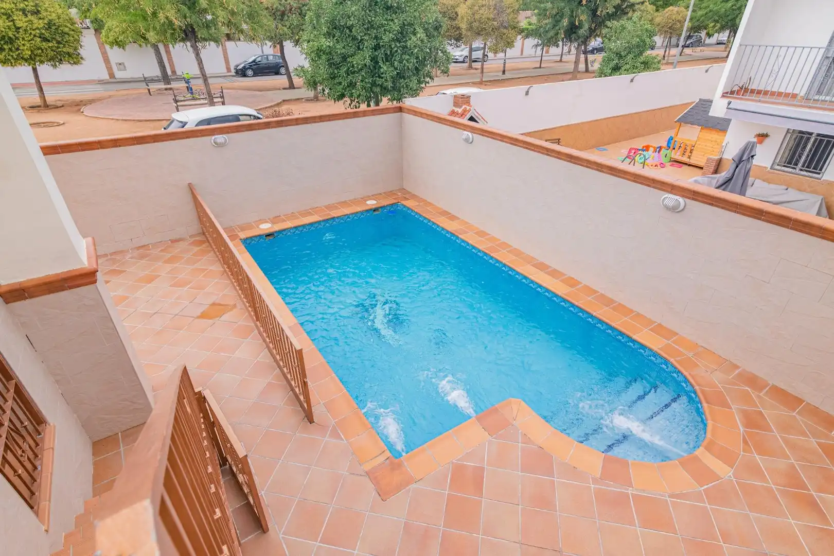 Schwimmbecken von Einfamilien-Reihenhaus zum Verkauf in Vegas del Genil mit Klimaanlage, Terrasse und Schwimmbad